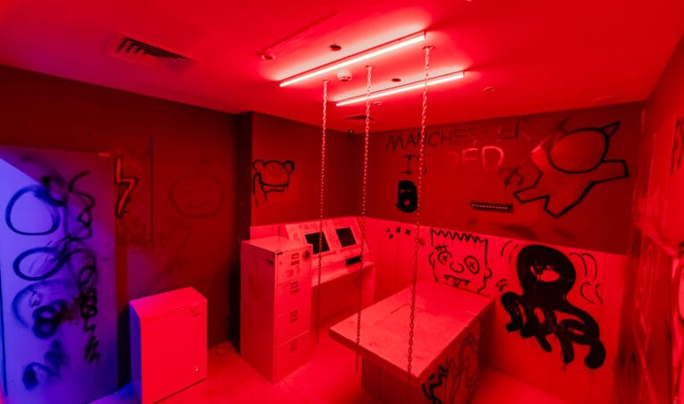 أفضل أنشطة ترفيهية داخلية في الخبر والرياض (ولماذا السكيب روم هو الخيار الأول)