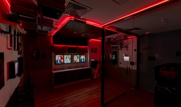 الدليل لأفضل سكيب روم في الخبر لعام 2026: تجربة “أنون روم” الاستثنائية